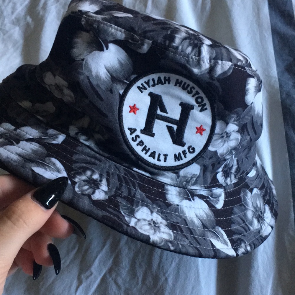 Reversible bucket hat